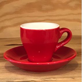 Porcelánový šálek na espresso s objemem 80ml vhodný pro klasické či dvojité espresso.  Obsahuje i podšálek. Barva: červená. 2