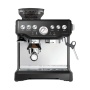 Pákový kávovar s integrovaným mlýnkem a inovovanou technologií kontroly teploty v průběhu celé extrakce vykouzlí lahodné espresso nebo cappuccino.