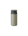 Elegantní a praktický Travel Tumbler je ideální volbou pro každého, kdo chce mít svůj oblíbený nápoj vždy po ruce – ať už kávu, čaj nebo vodu. Díky dvojité vakuové izolaci si nápoj dlouho udrží ideální teplotu a přirozenou chuť. Hladký okraj bez závitů umožňuje pohodlné pití, zatímco šroubovací víčko spolehlivě brání rozlití.