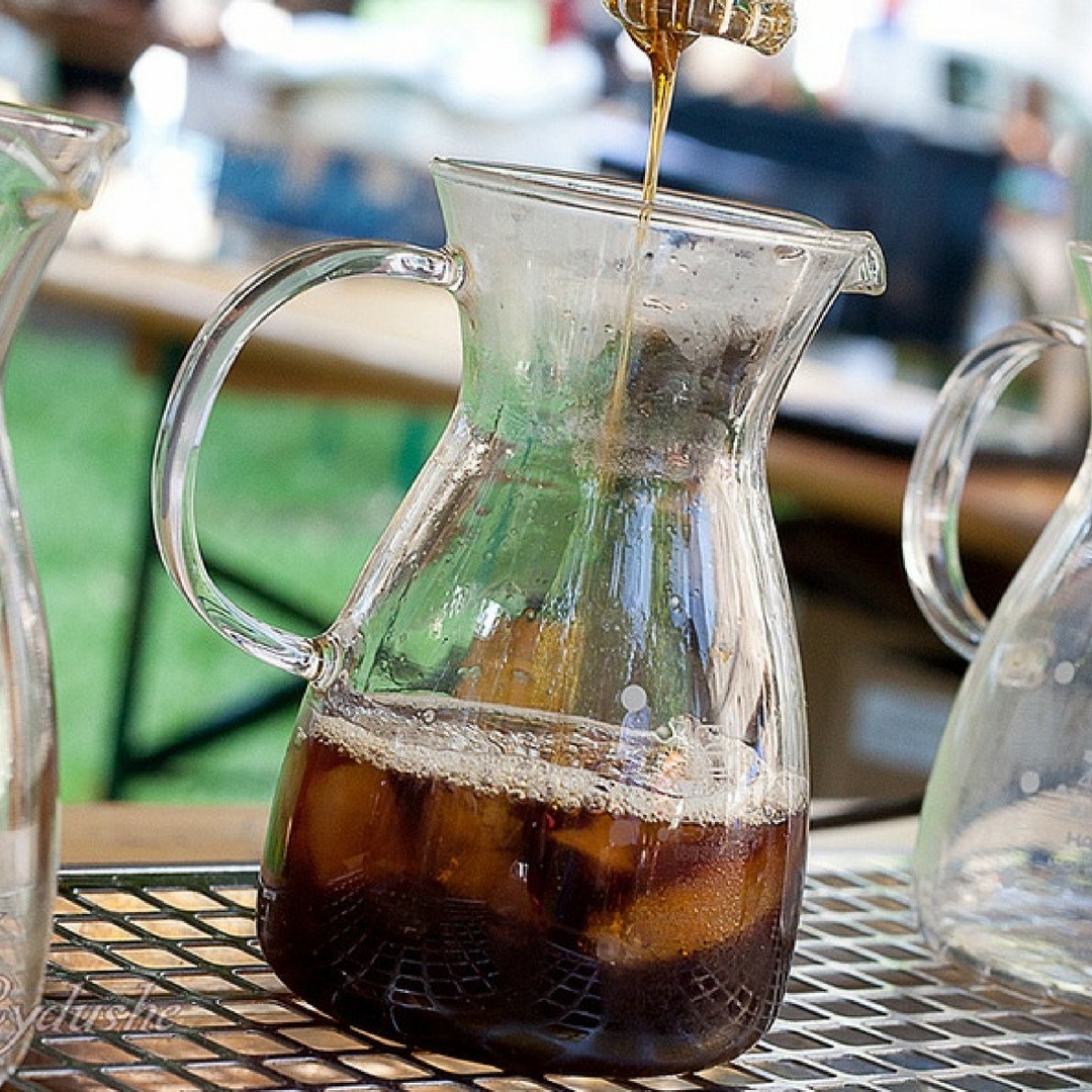 Překapávaná káva na led (iced pour over)