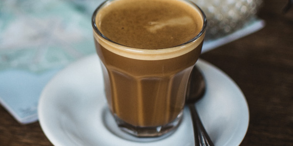 Príprava kávy flat white