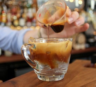 Príprava kávy espresso tonic