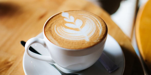 Príprava kávy cappuccino