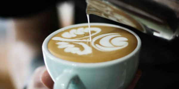 Príprava kávy caffe latte