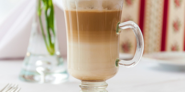 Príprava kávy latte macchiato