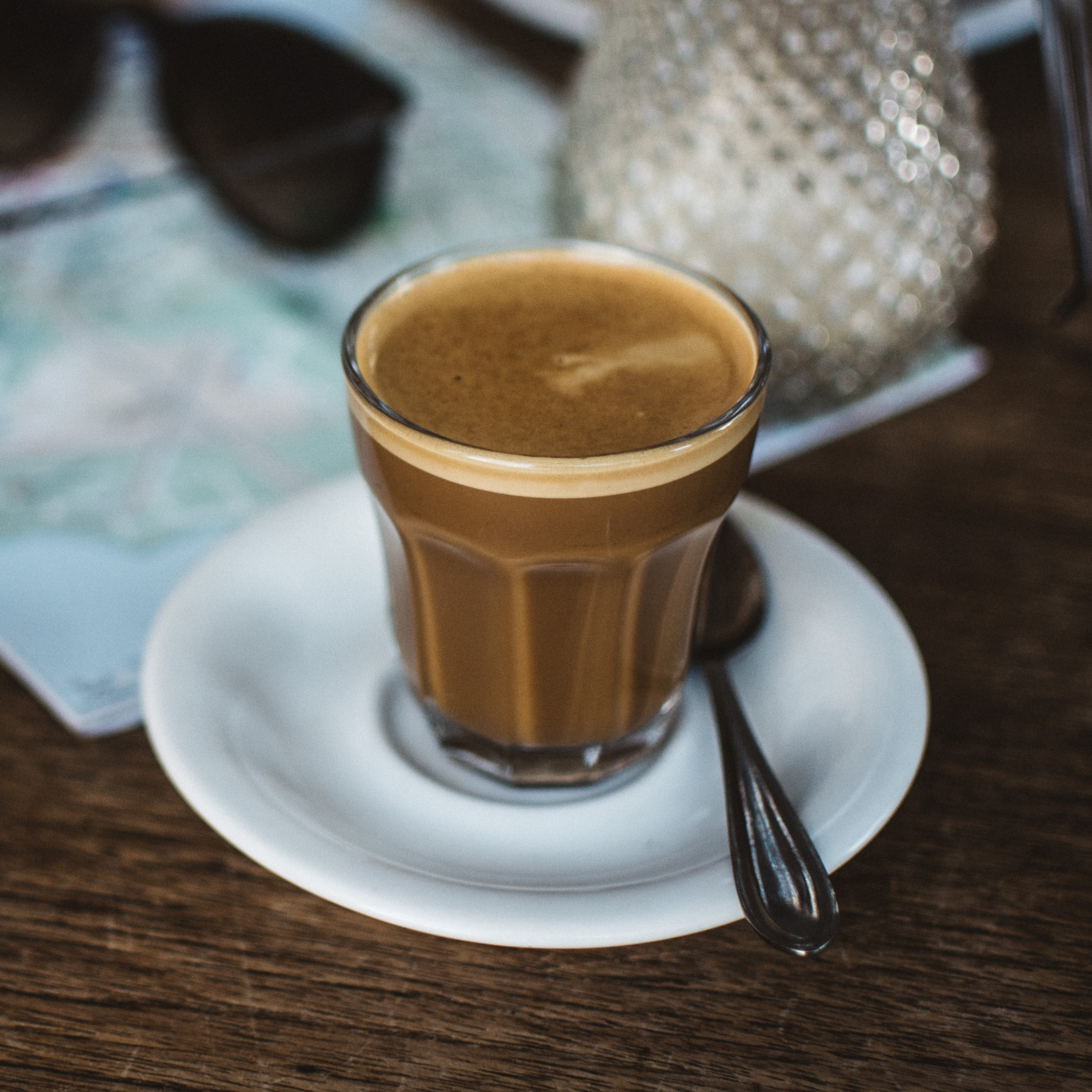 Příprava kávy flat white