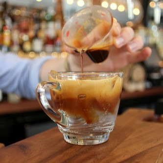 Příprava kávy espresso tonic