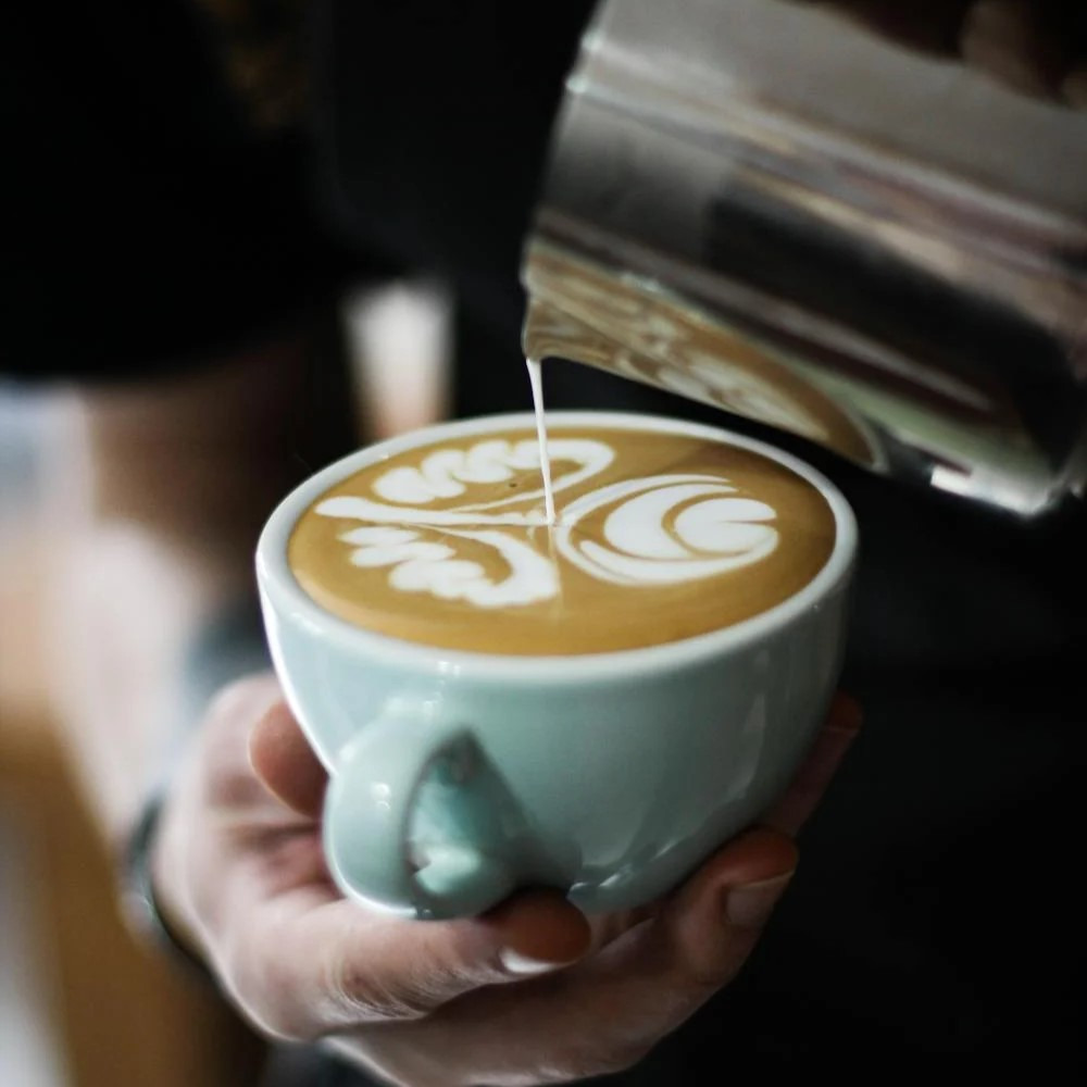 Příprava kávy caffe latte